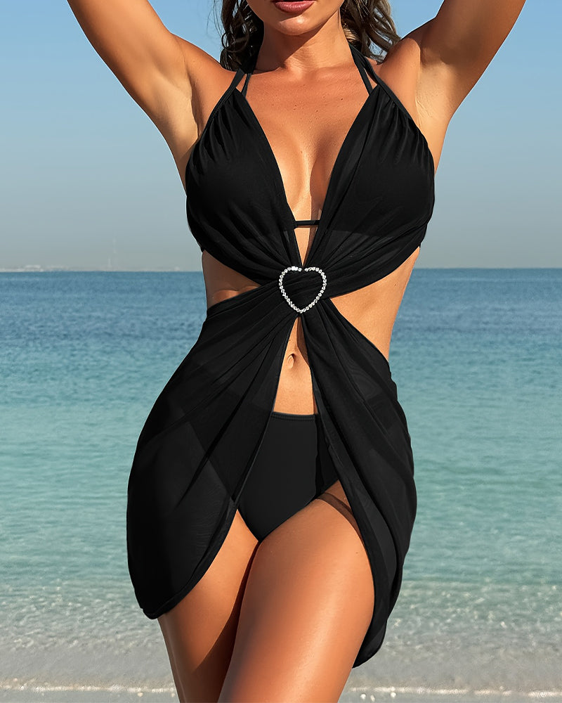Three-piece swimwear set with a romantic heart – stylish beach look